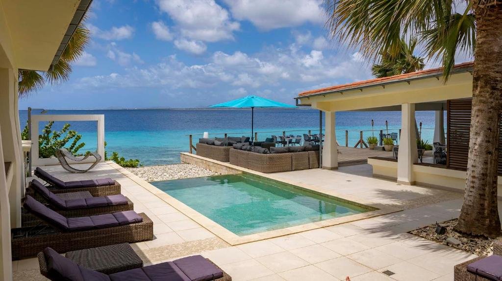 Piscina e vista do Thebonairian, hotel em Bonaire. 