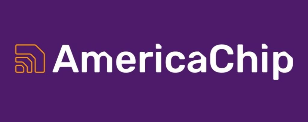 logo da America Chip com o nome da empresa escrito em branco sobre um fundo roxo. Antes de começar a escrita há um símbolo amarelo de uma rede de internet