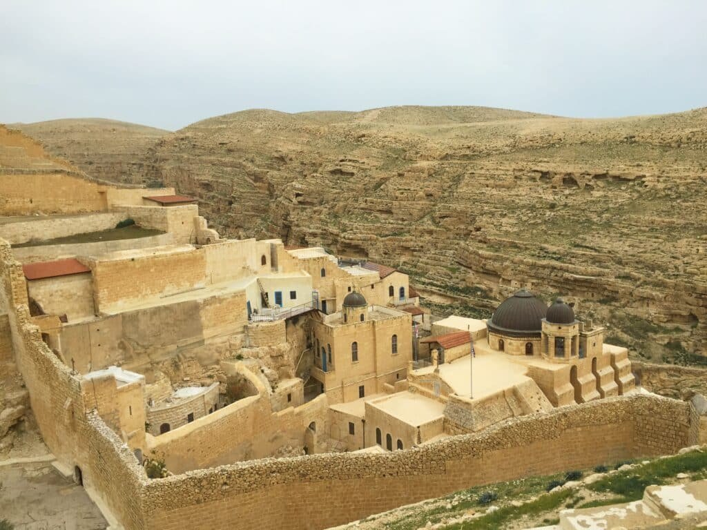 Vista de cima do mosteiro ortodoxo grego Mar Saba durante o dia com vista para Wadi al-Jawz na cidade de al-Ubeidiya, a leste de Belém, na Palestina.