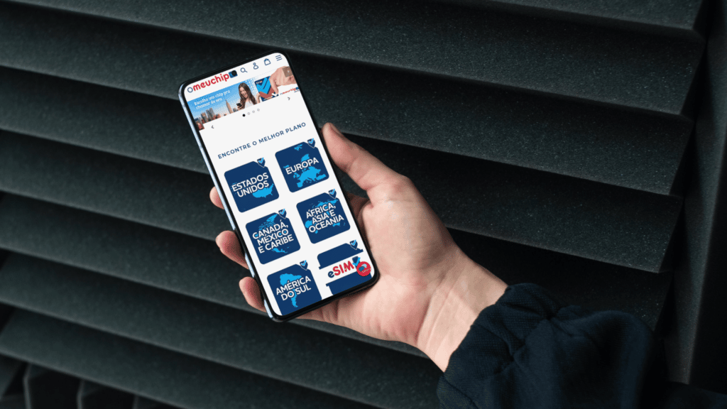 mão feminina branca segurando um celular android que apresenta na tela a página inicial da cia o meu chip