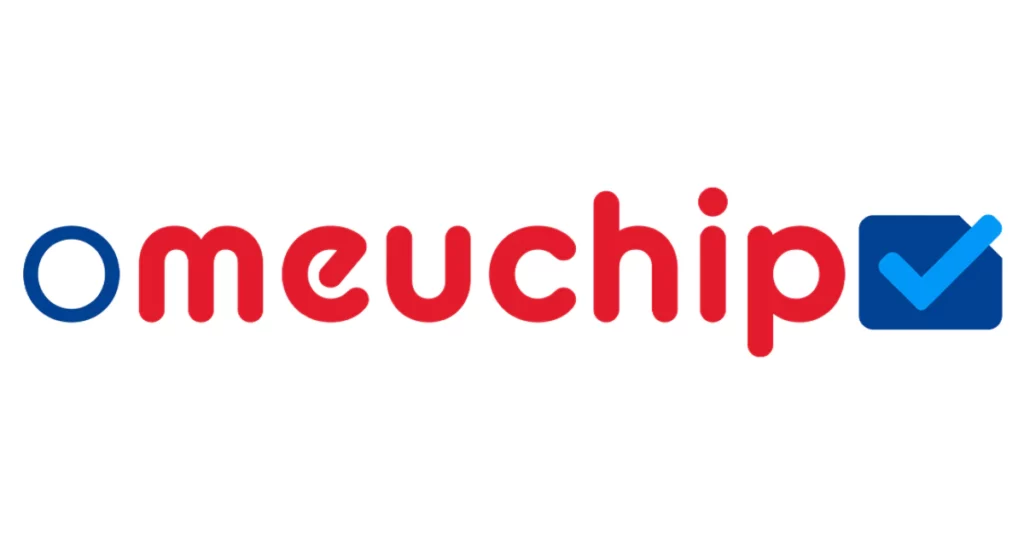 Logo da O Meu Chip, com o fundo branco e escrito no meio tudo junto "O" de azul e "meuchip" de vermelho com um quadrado com sinal de visto ao lado