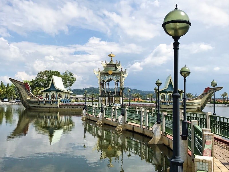 stone boat em bandar seri begawan durante o dia ilustrando post seguro viagem Brunei
